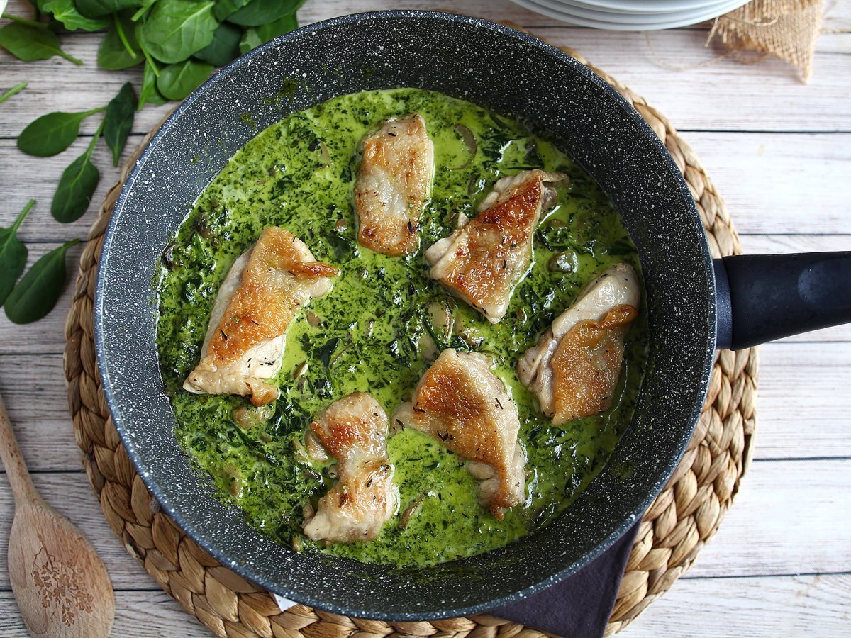 Pollo con crema di funghi e spinaci