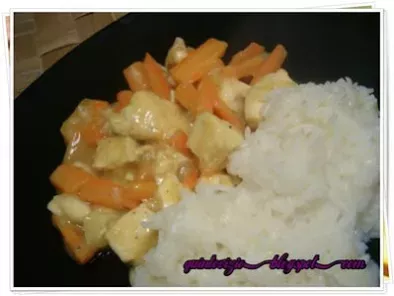 Pollo con mandorle, carote e curry
