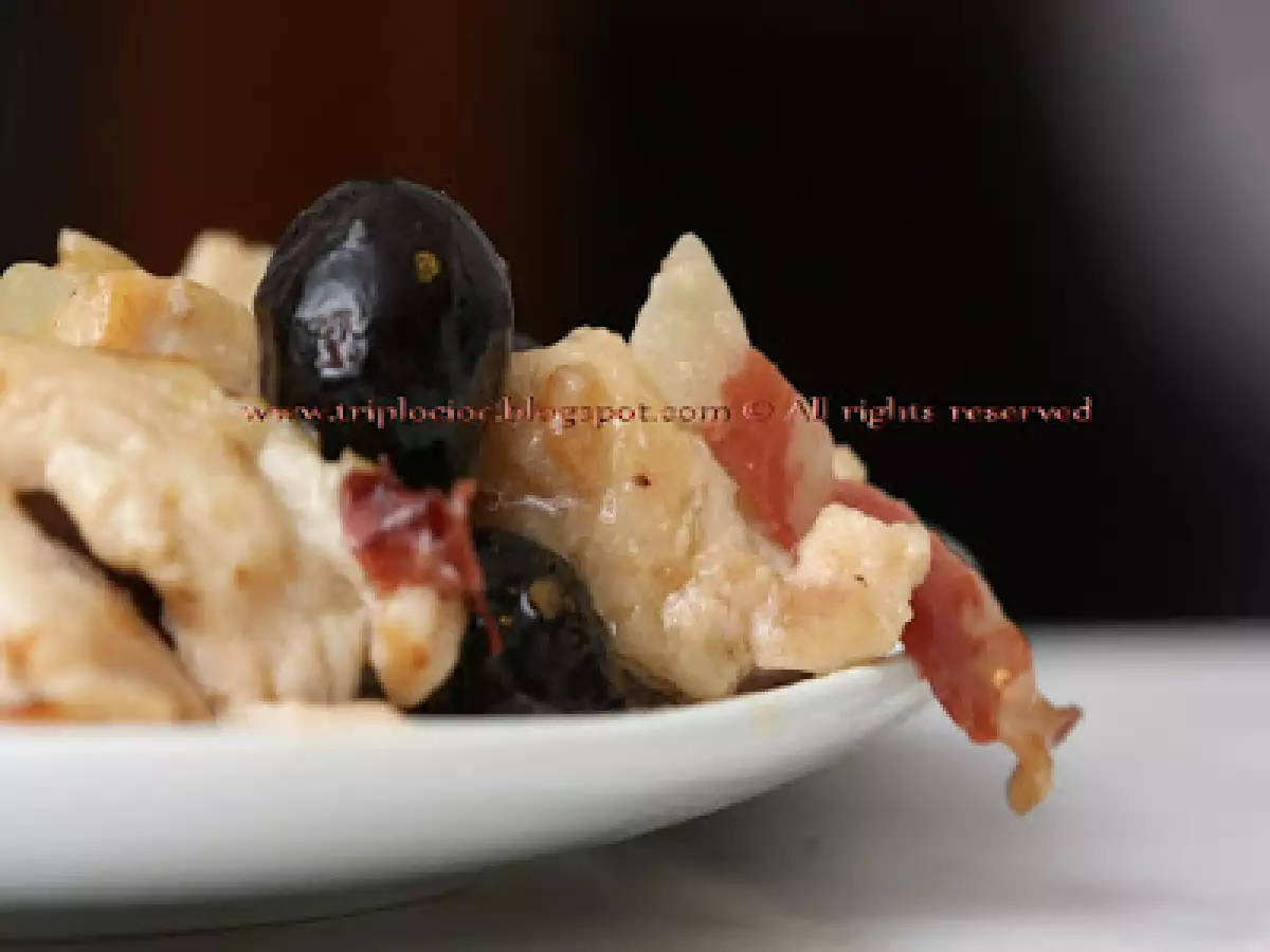 Pollo con olive taggiasche e dadolata di speck