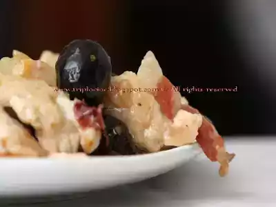 Pollo con olive taggiasche e dadolata di spek