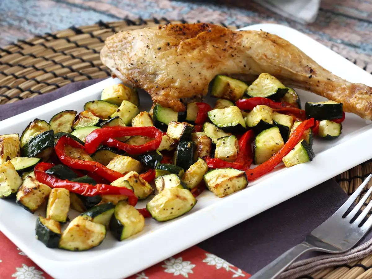 Pollo con peperoni e zucchine in friggitrice ad aria: pronto in 20 minuti!