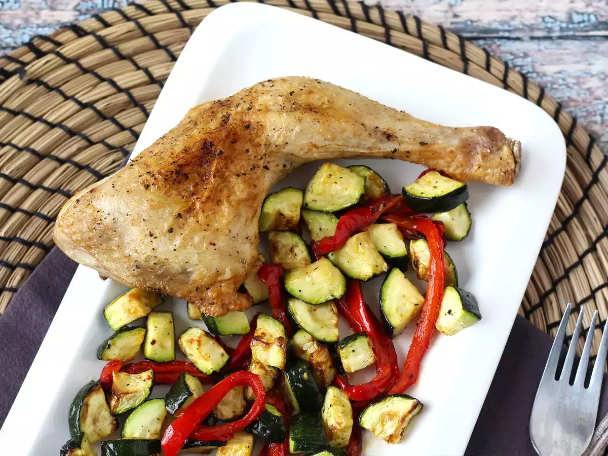 Pollo con peperoni e zucchine in friggitrice ad aria: pronto in 20 minuti! - foto 2