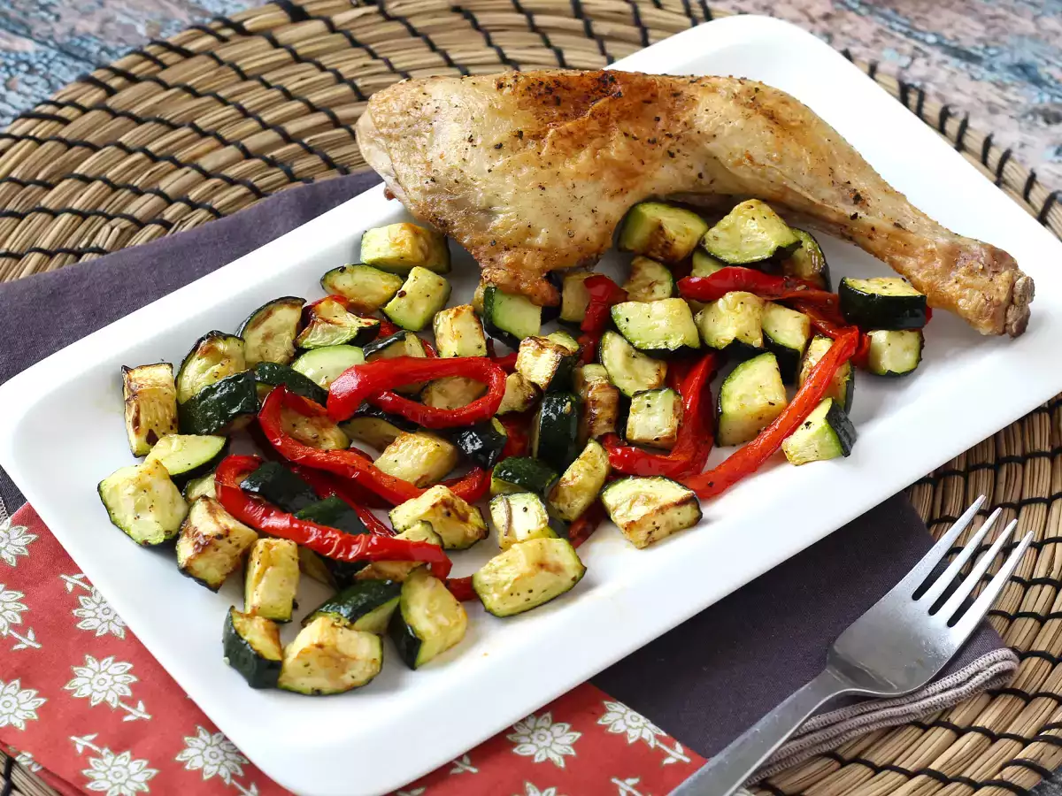 Pollo con peperoni e zucchine in friggitrice ad aria: pronto in 20 minuti! - foto 3
