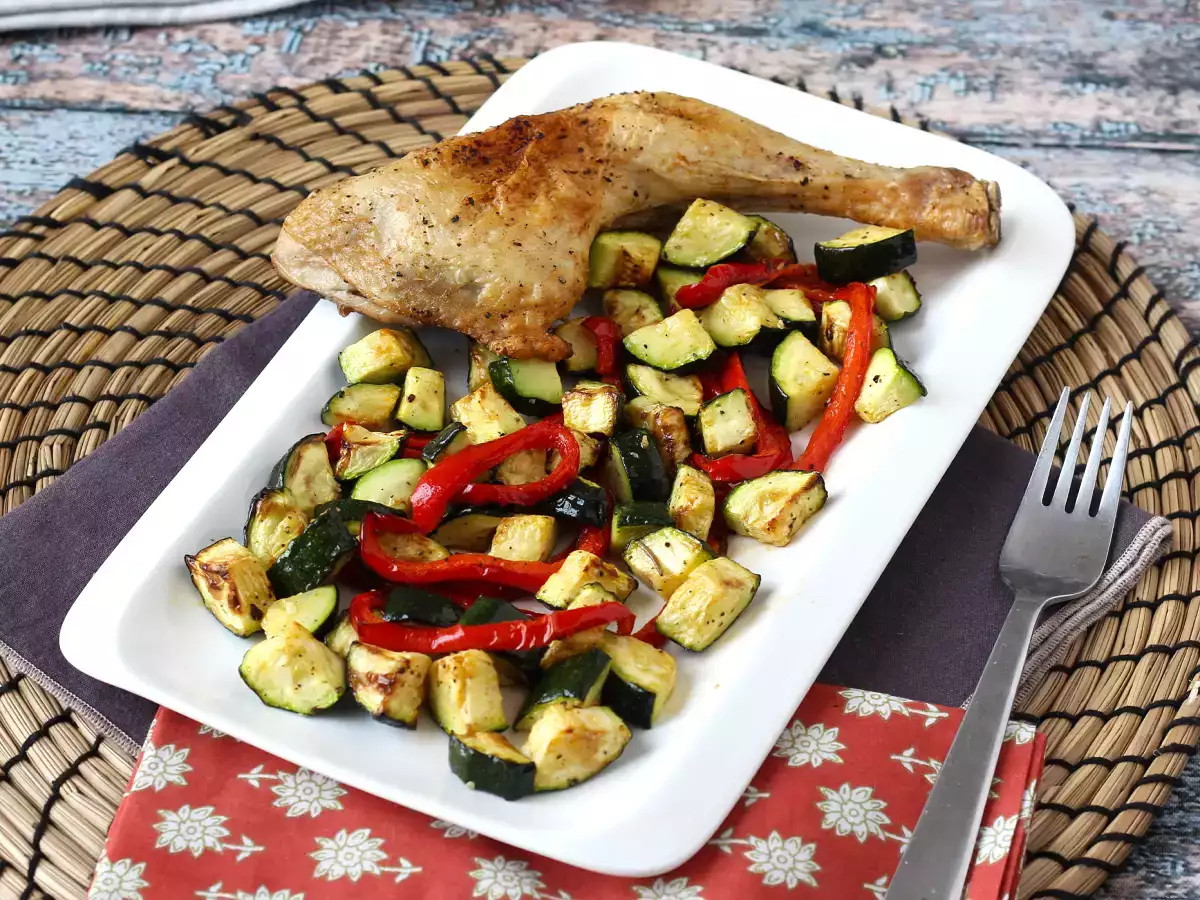 Pollo con peperoni e zucchine in friggitrice ad aria: pronto in 20 minuti! - foto 5