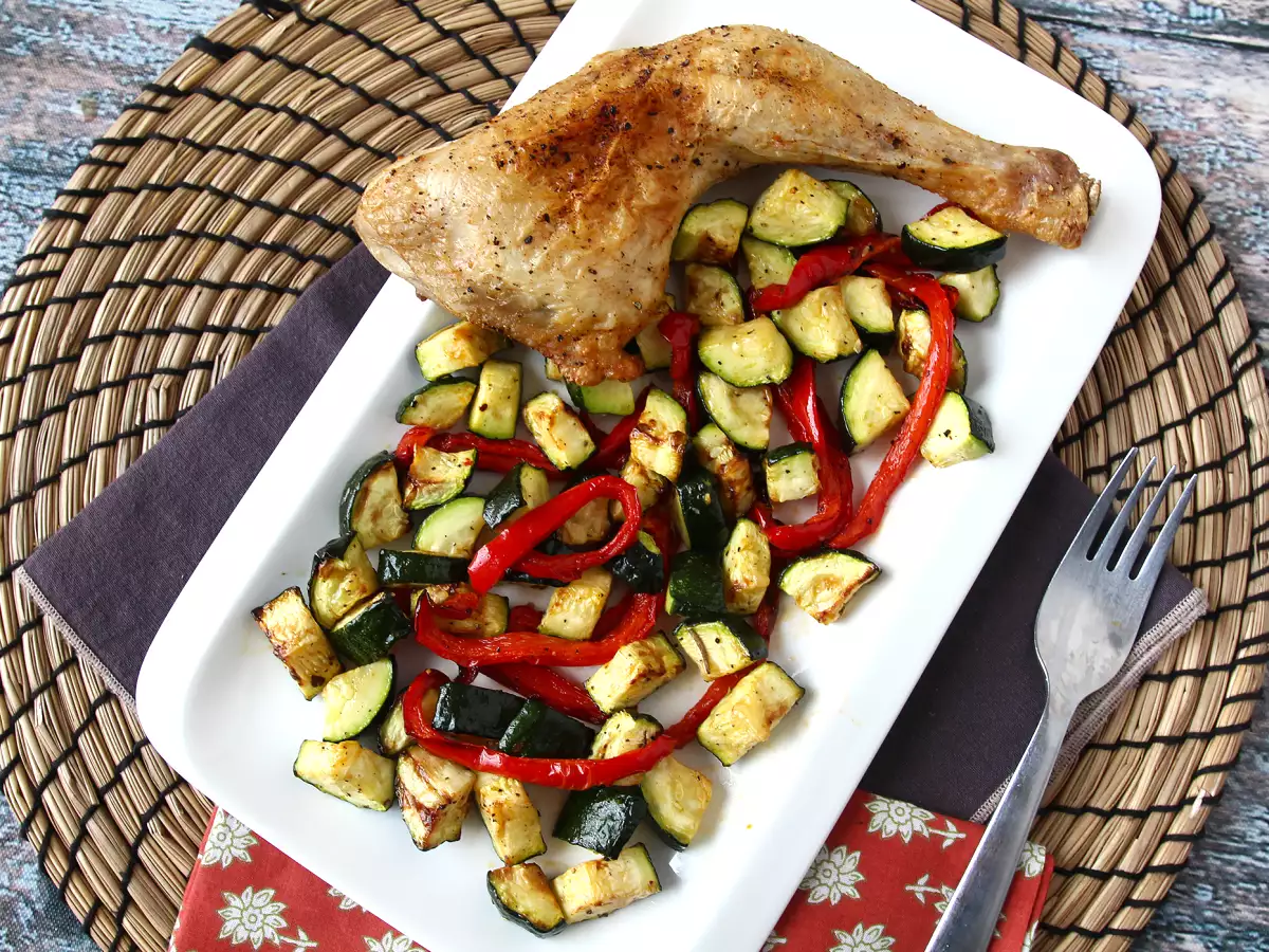 Pollo con peperoni e zucchine in friggitrice ad aria: pronto in 20 minuti! - foto 4