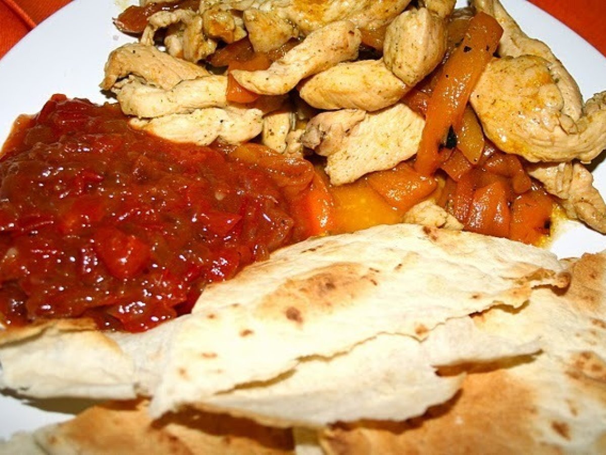 POLLO CON PEPERONI IN SALSA PICCANTE