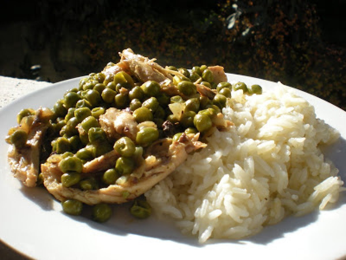 Pollo con piselli e riso basmati