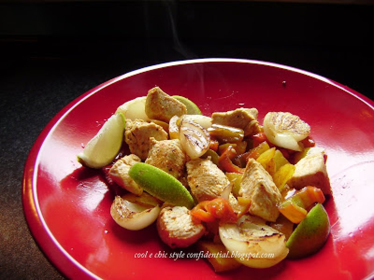 POLLO CON SPEZIE PEPERONI CIPOLLA E LIME