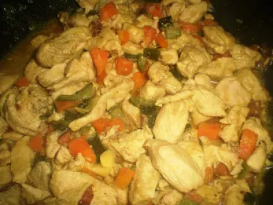 Pollo saltato nel wok con verdure e mandorle