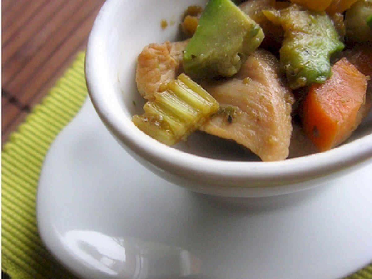 POLLO SPEZIATO CON SALSA DI SOIA, AVOCADO ED ACETO AL SAMBUCO