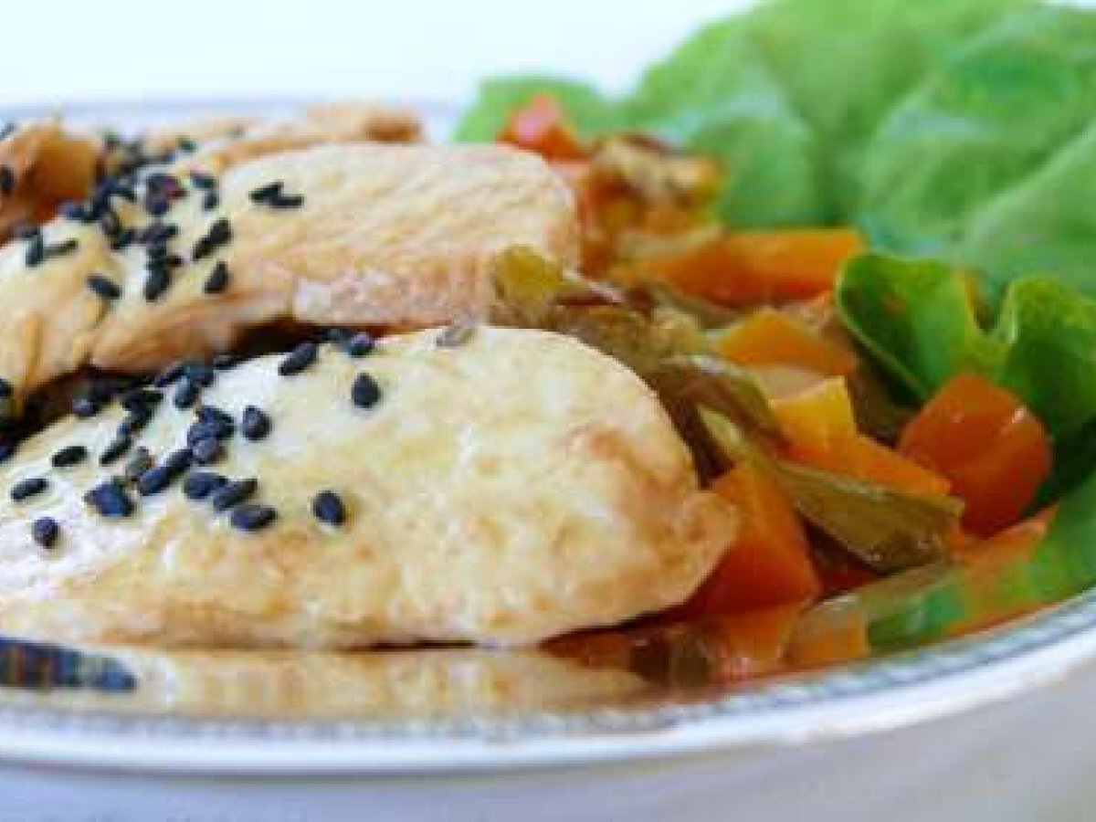 POLLO TERIYAKI CON SESAMO NERO E DADOLATA DI VERDURE