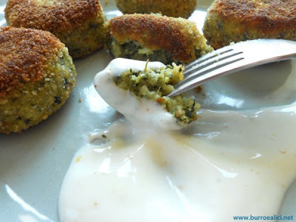 Polpette agli spinaci con salsa di yogurt