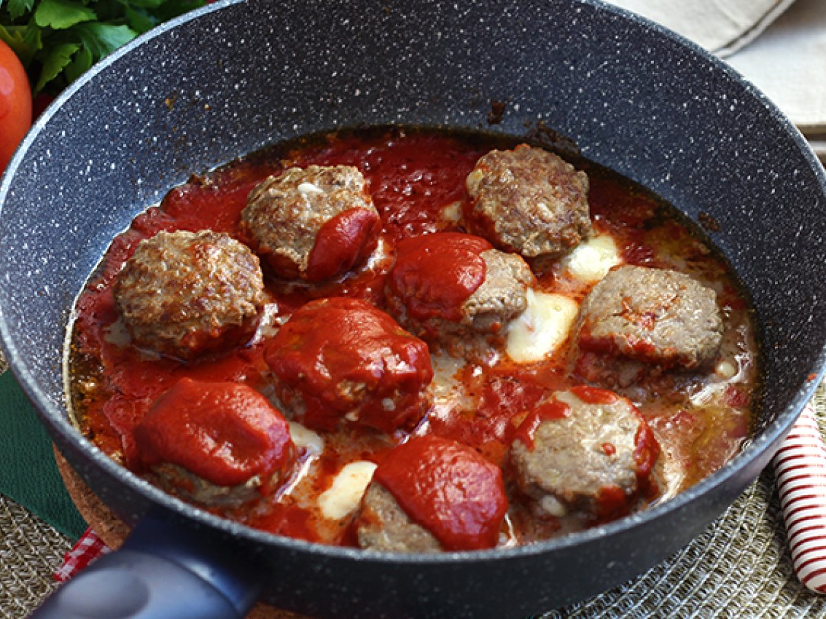 Polpette al sugo con cuore di mozzarella