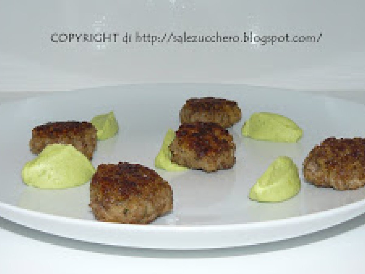 Polpette delicate su quenelle di broccolo romano