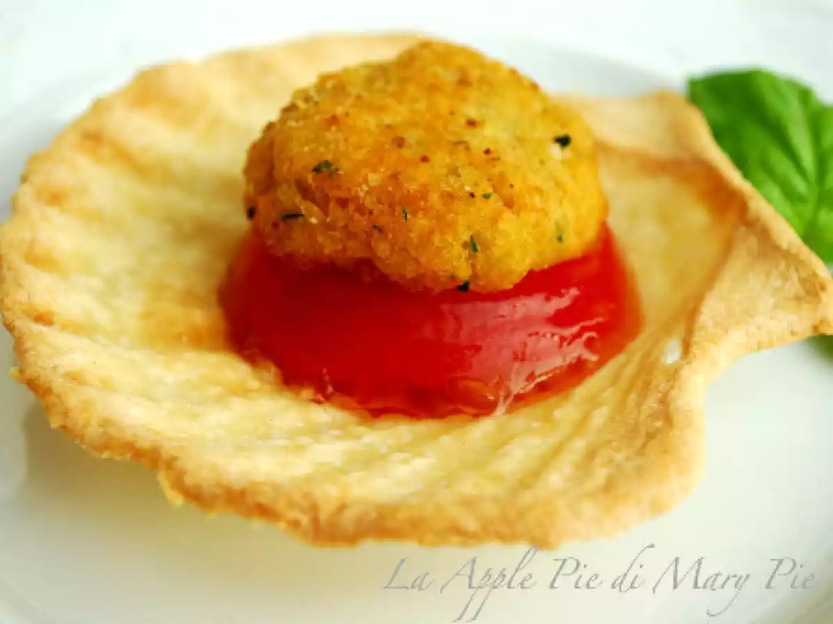 Polpette di baccalà in conchiglie di briséé con gelatina di pomodoro