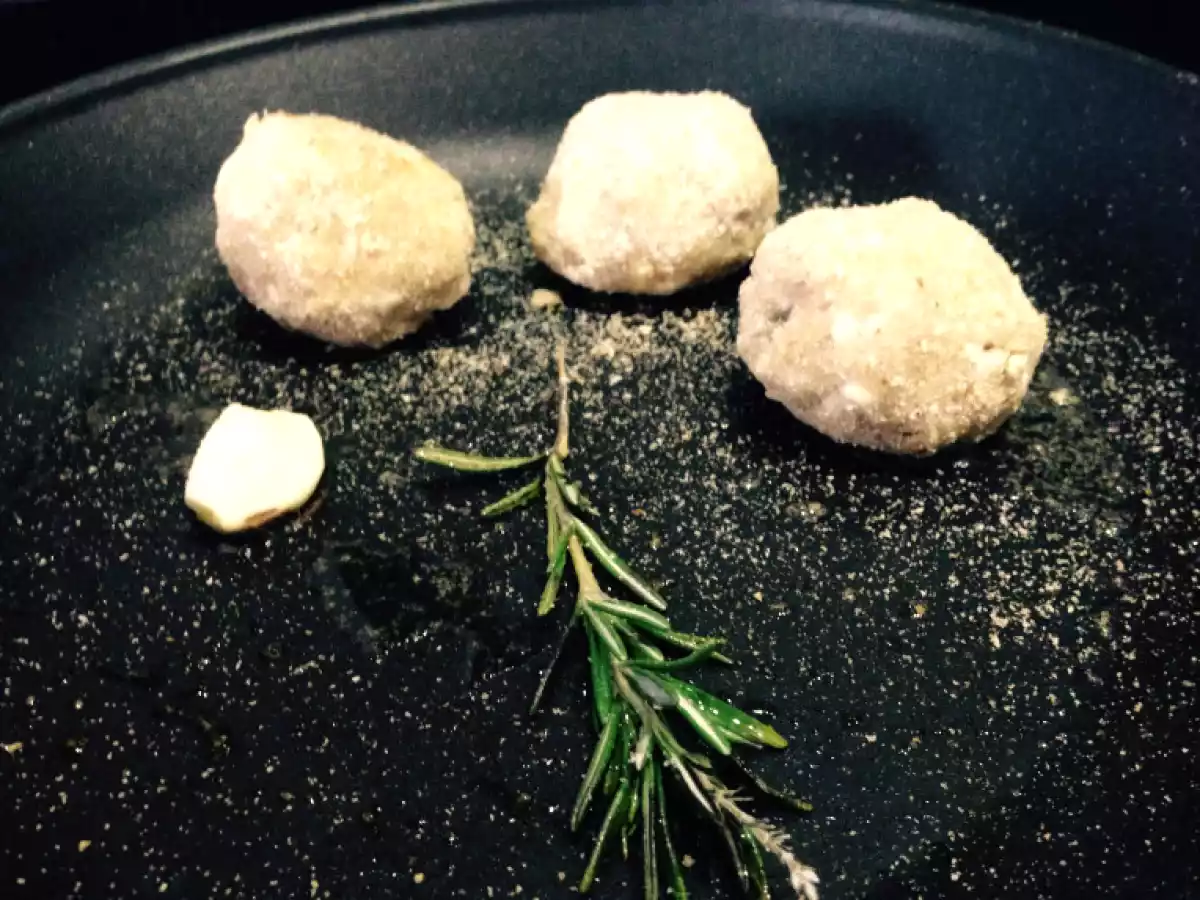 Polpette di farro e kamut ripiene di prosciutto crudo e profumate al rosmarino - foto 5