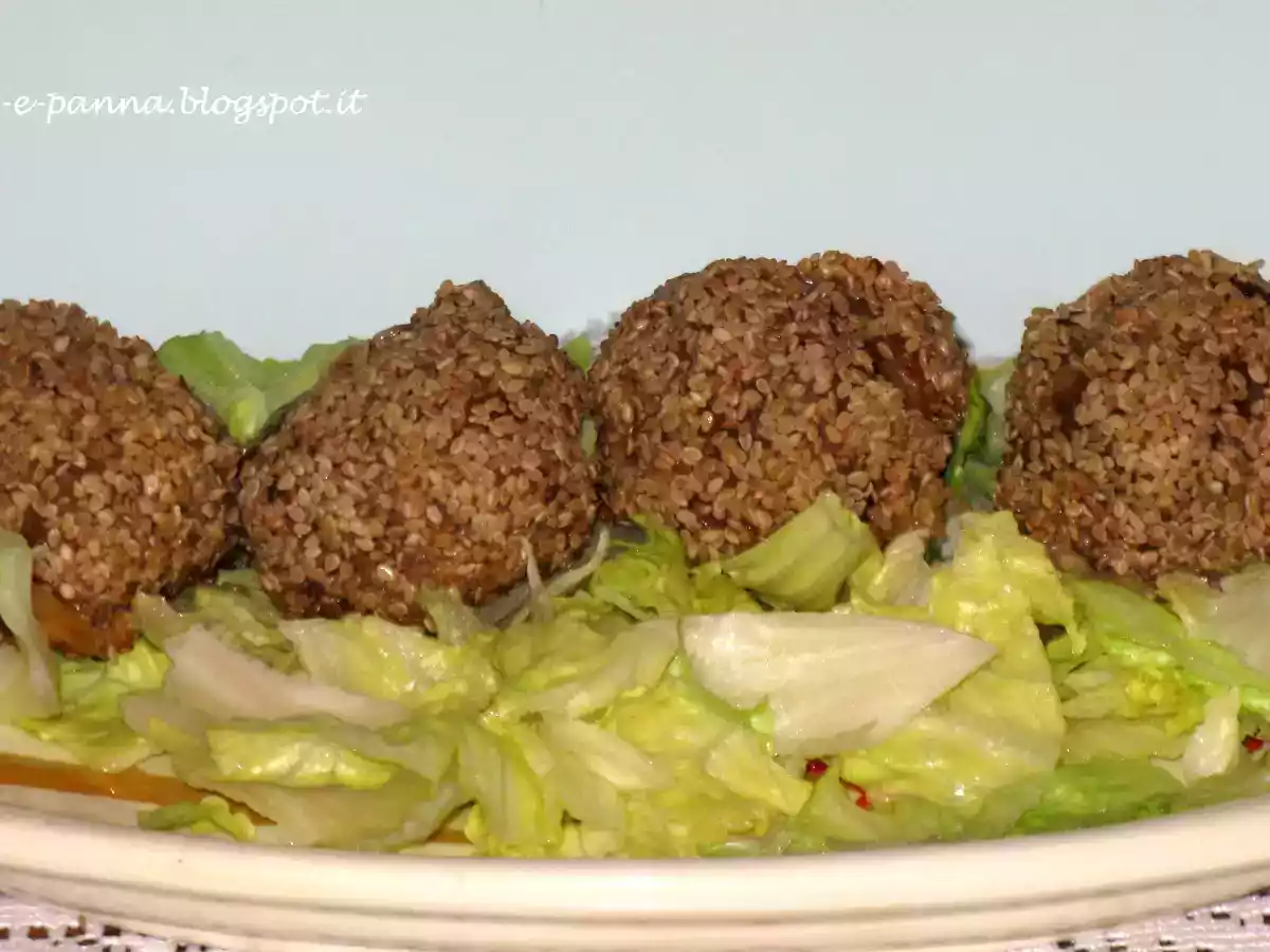 Polpette ripiene dal guscio croccante al sesamo