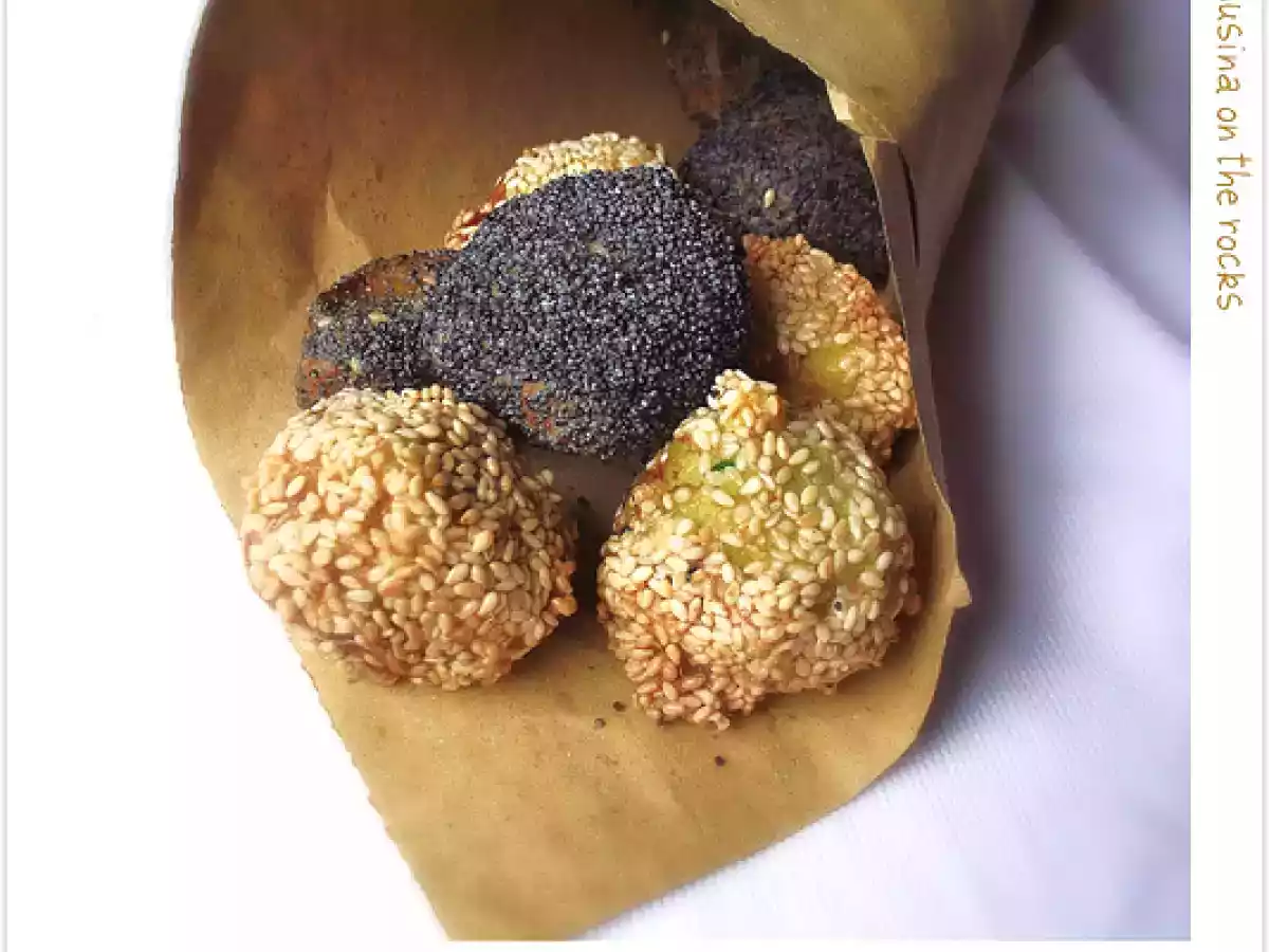 Polpettine di pesce al sesamo, papavero blu con salsa alla senape e capperi