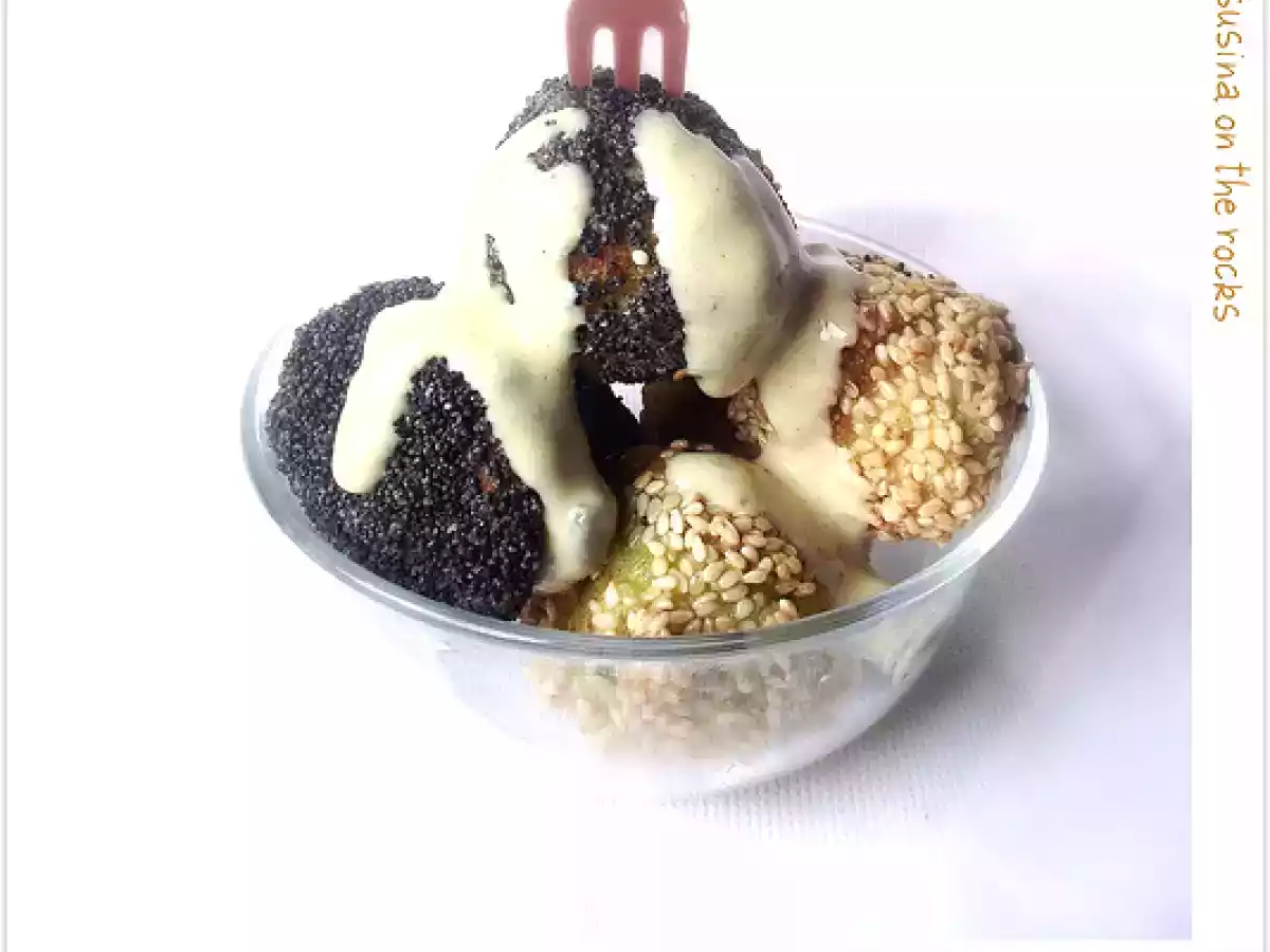 Polpettine di pesce al sesamo, papavero blu con salsa alla senape e capperi - foto 2