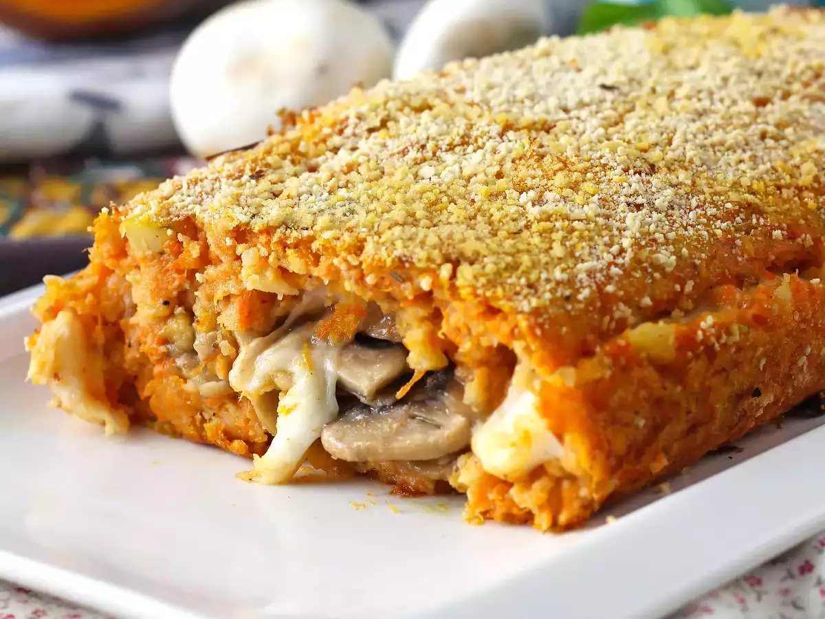 Polpettone di zucca con funghi e scamorza filante: ricetta gustosa e facile al forno