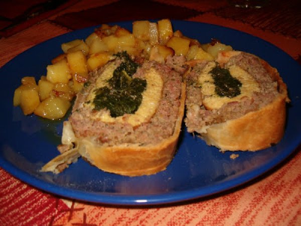 POLPETTONE RIPIENO DI CARNE IN CROSTA DI PASTA BRISE' E PATATE ARROSTO