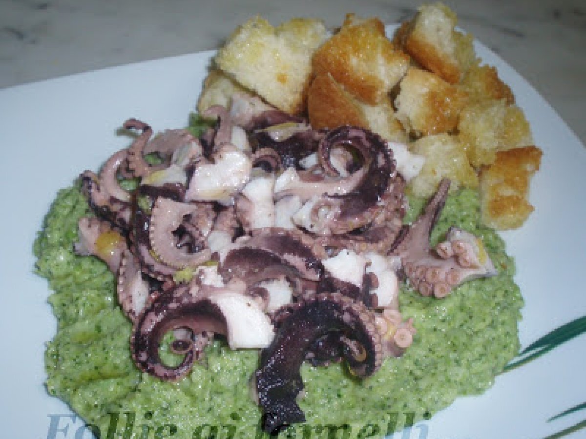 Polpo con pane croccante su crema di broccoli siciliani