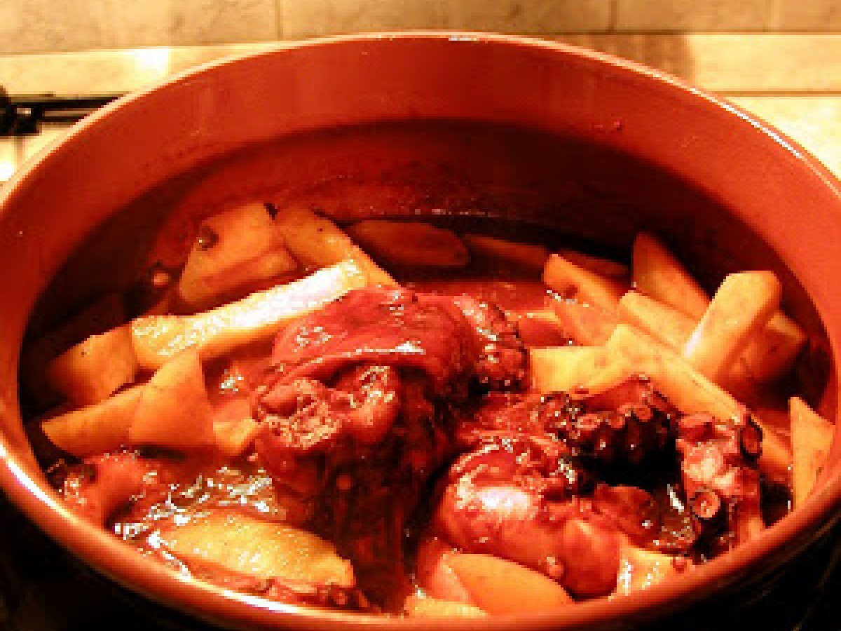 Polpo in terracotta con patate al cartoccio un brasato di mare