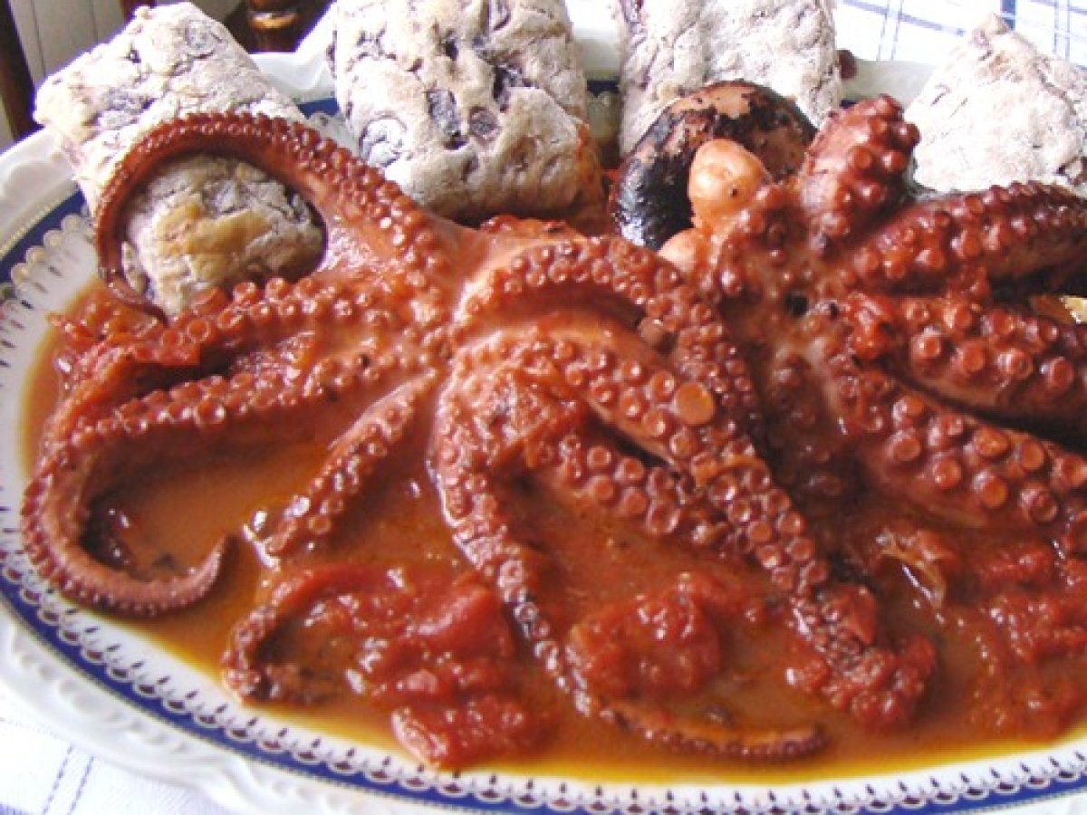 POLPO IN UMIDO CON PANE CIABATTA ALLE CIPOLLE E VINO ROSSO