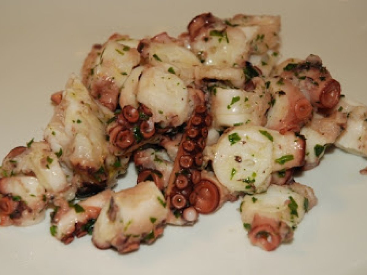 Polpo (o polipo o piovra) con colatura di alici e foglie di sedano