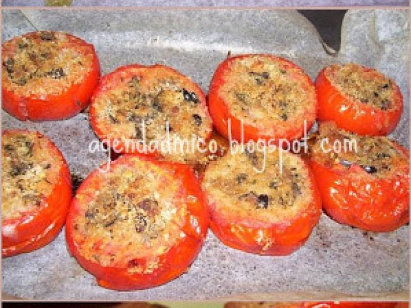 POMODORI GRATINATI CON ACCIUGHE, CAPPERI E OLIVE