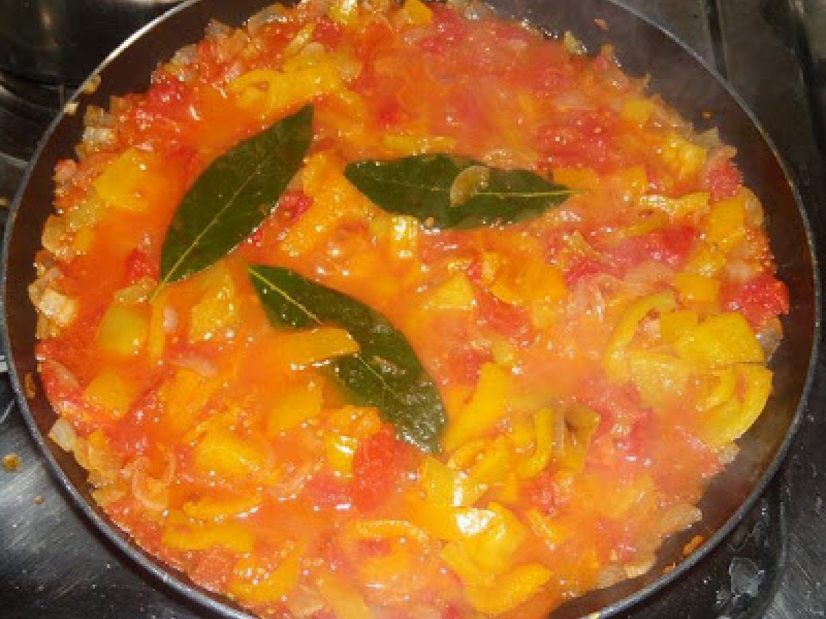 Pomodori, peperoni e cipolle in agrodolce