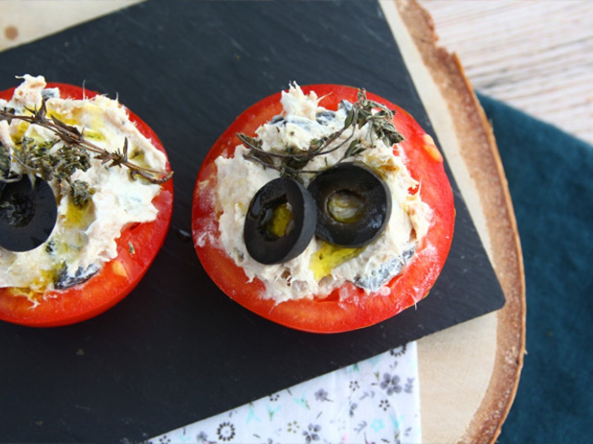 Pomodori ripieni con tonno, formaggio fresco e olive nere - foto 3