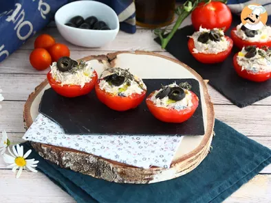 Ricetta Pomodori ripieni con tonno, formaggio fresco e olive nere