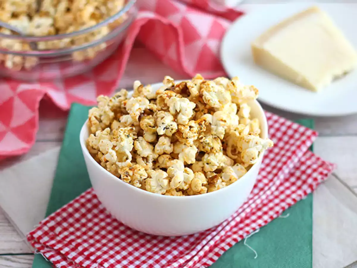 Popcorn gusto pizza: la ricetta facile e veloce per uno snack croccante e saporito - foto 2