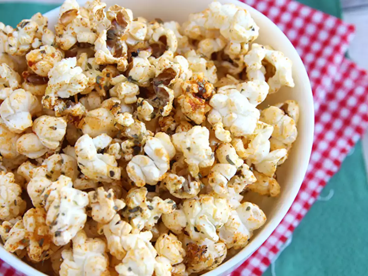 Popcorn gusto pizza: la ricetta facile e veloce per uno snack croccante e saporito - foto 3