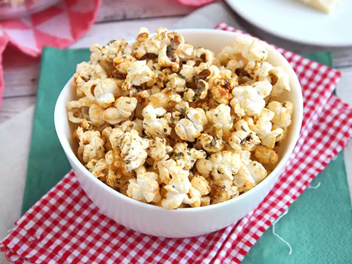 Popcorn gusto pizza: la ricetta facile e veloce per uno snack croccante e saporito - foto 4