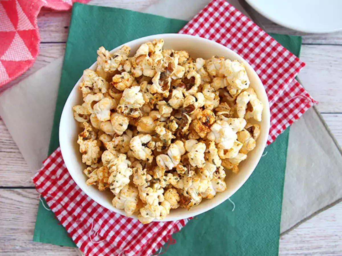 Popcorn gusto pizza: la ricetta facile e veloce per uno snack croccante e saporito - foto 5