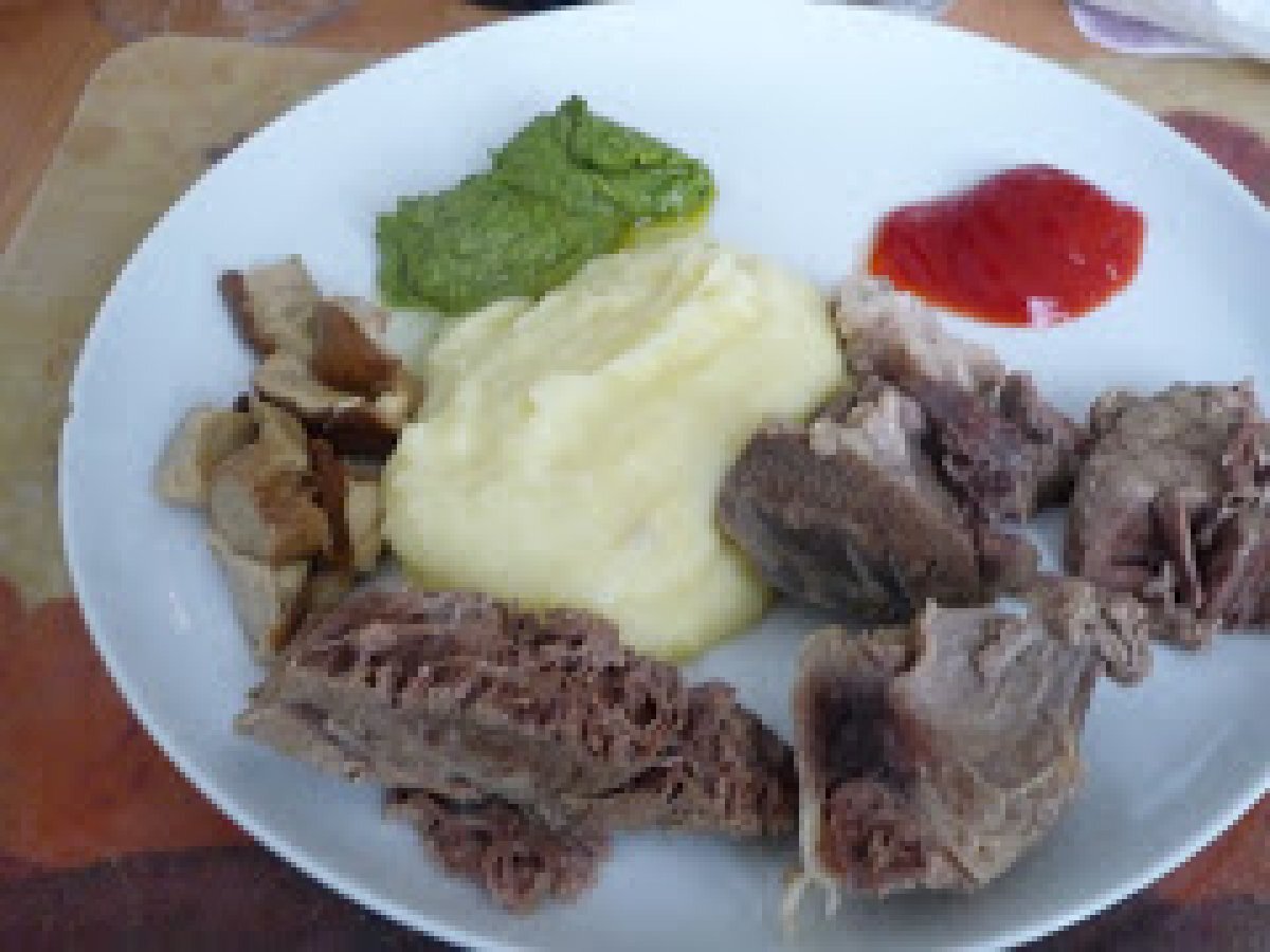 Pranzo della domenica alla piemontese: bollito misto con salsa verde