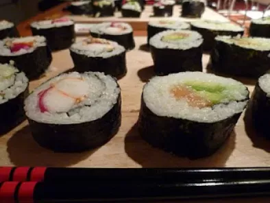 Primo sushi: maki salmone/avocado, maki surimi/ravanelli