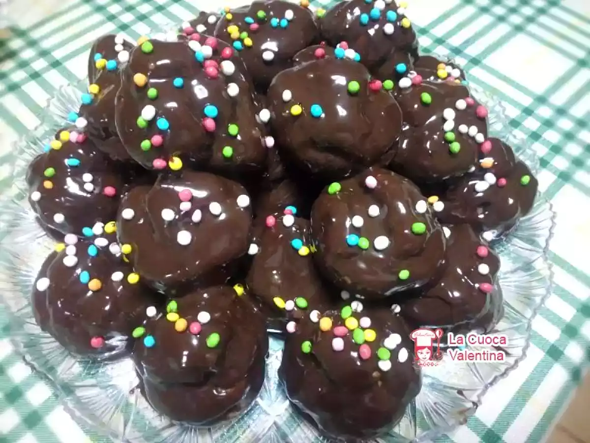 Profiteroles con crema pasticcera e glassa al cioccolato