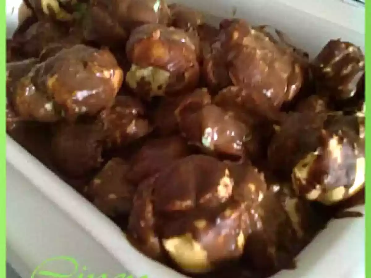 Profiteroles stravaganti col ripieno di menta e la glassa al cioccolato