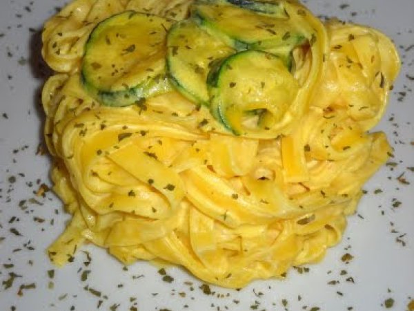 Progetto cuore di brodo Knorr: tagliatelle panna, zucchine e zafferano