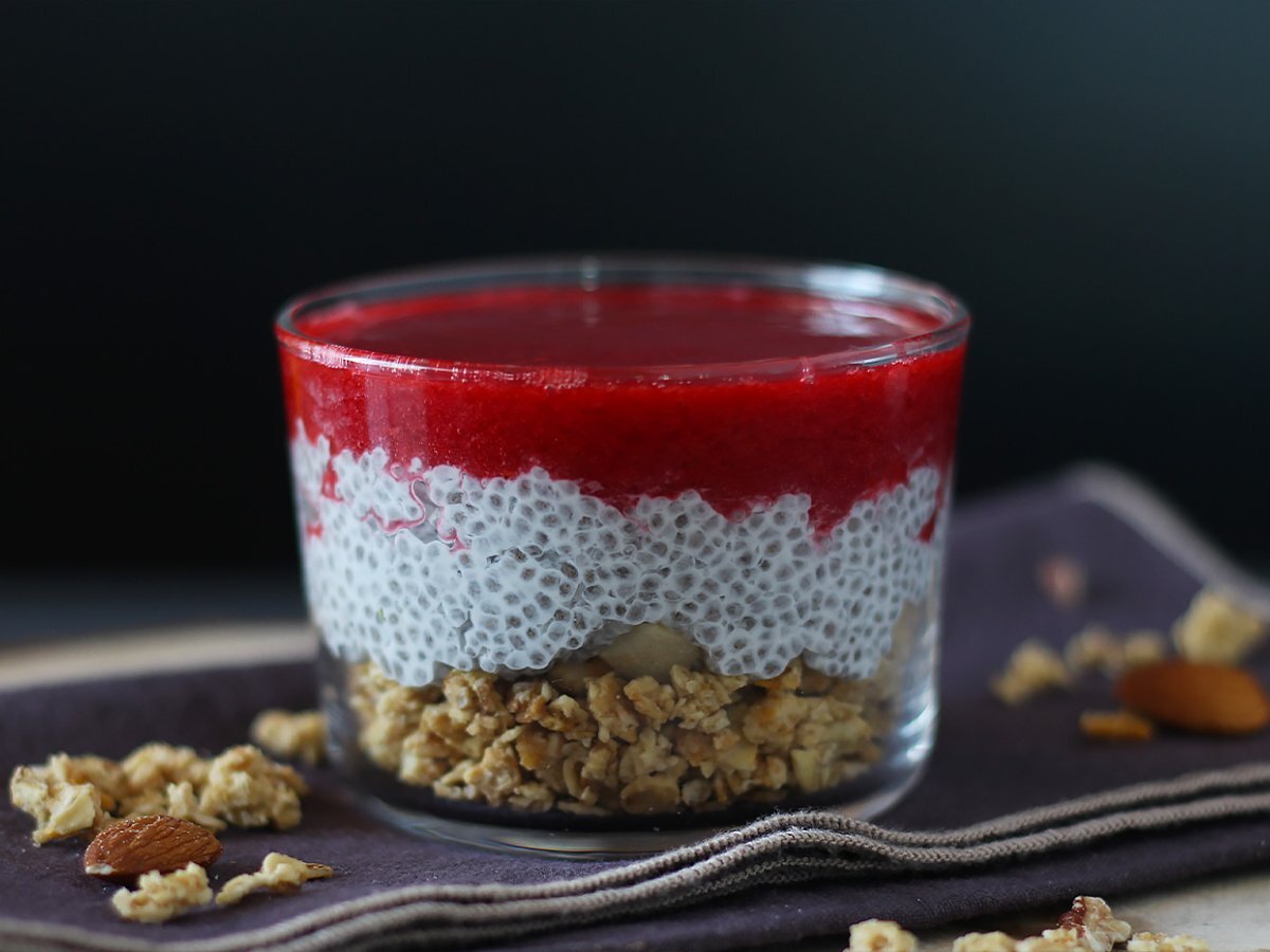 Pudding di chia al latte di cocco, lamponi e granola - foto 2