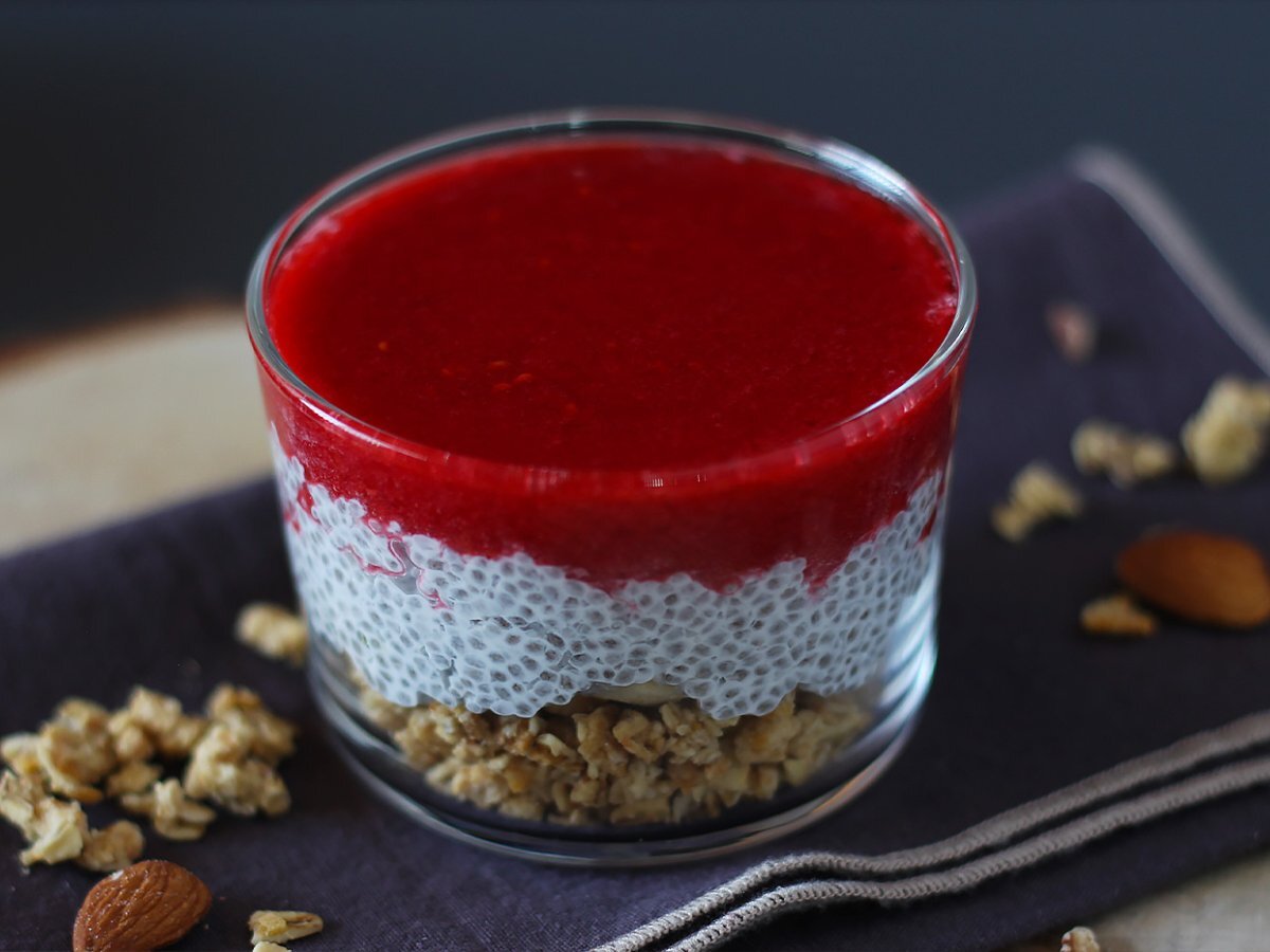 Pudding di chia al latte di cocco, lamponi e granola - foto 3