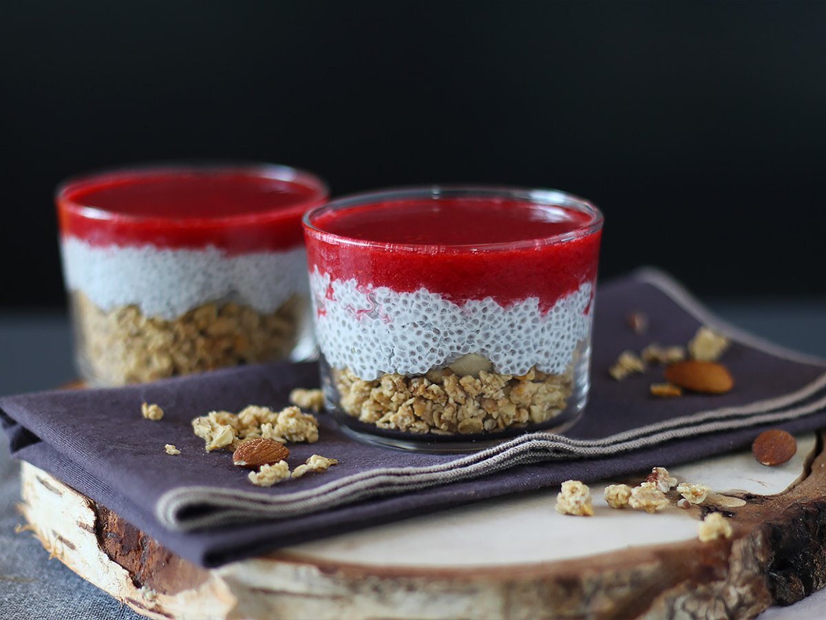 Pudding di chia al latte di cocco, lamponi e granola - foto 4