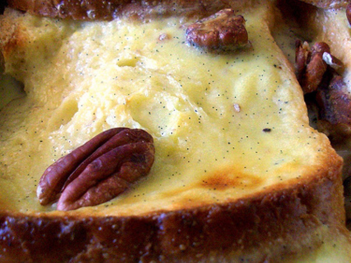 Pudding di pane alle banane, cioccolato e noci pecan