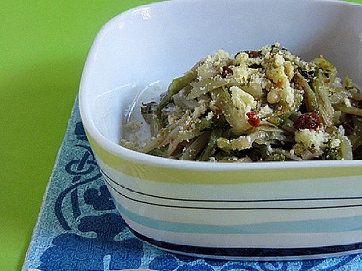 Puntarelle saltate con uvetta e pinoli