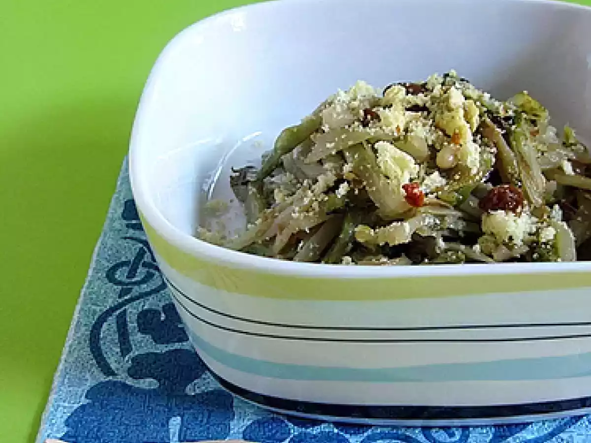 Puntarelle saltate con uvetta e pinoli