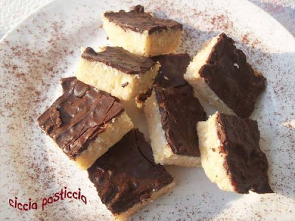 Quadrotti al cocco e cioccolato