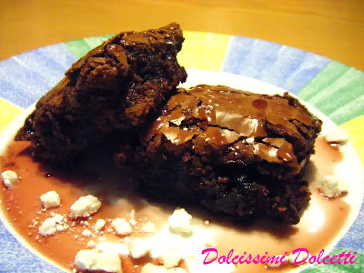 Quadrotti alle amarene Fabbri e cioccolato con sciroppo di amarene e meringhe sbriciolate